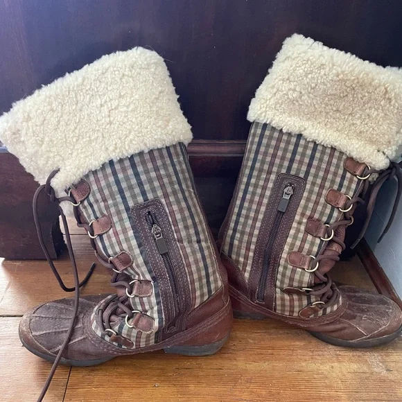 Uggs Fleece Lined Duck Boots 8 - Picture 3 of 4